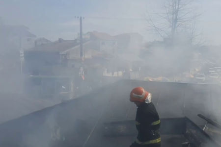 آتش سوزی ۷ مکان تجاری در پیربازار | دشواری عملیات اطفا به دلیل شعله ور شدن پشت بام‌ها