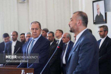 چرا امیرعبدالهیان از خودروی تشریفات پیاده نمی شد!