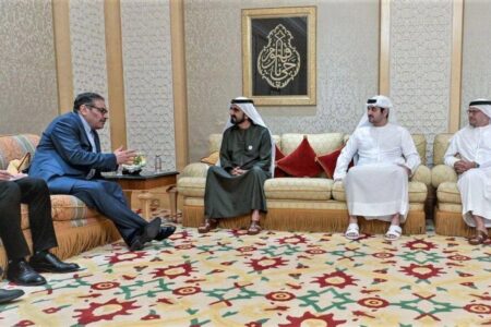 پسر تاجر شمخانی در جلسات با اماراتی ها!؟+عکس