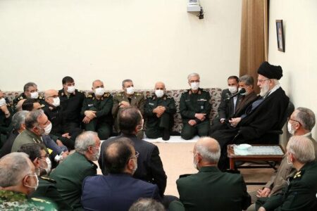 به هیچ حدی از استحکام و پیشرفت قانع نباشید | دشمن با همه محاسبات و قدرت نظامی خود، قابل شکست دادن است