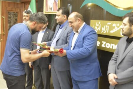 تجلیل مدیرعامل منطقه آزاد انزلی از مقام معلمان و کارگران