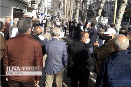 تجمع بازنشستگان رشت مقابل تامین اجتماعی و درخواست افزایش مستمری