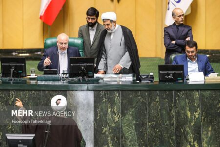 منع ایراد نطق نماینده افشاگر دریافت شاسی بلندها توسط رئیس مجلس