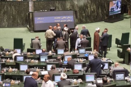 تشنج در مجلس هنگام ورود وزیر کشور | فریاد «دو دو» نمایندگان در حضور وحیدی
