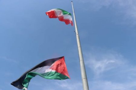 اهتزاز پرچم فلسطین بر فراز آسمان رشت در حمایت از مردم غزه