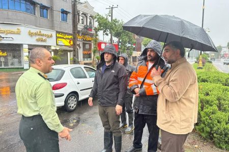 همزمان با بارش شدید باران حضور فرماندار ، شهردار و اعضای ستاد بحران شهرداری لاهیجان در سطح شهر