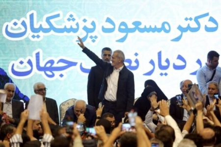 روزنامه جمهوری اسلامی: هیچ دولتی مقدس نیست؛ هرکس بیشتر برای آمدن پزشکیان کار کرده، صریح‌تر نقد کند