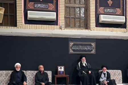 مسعود پزشکیان کنار رهبر انقلاب در مراسم عزاداری محرم