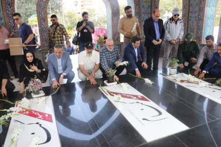 سیزدهین جشنواره تئاتر خیابانی شهروند لاهیجان با گلباران مزار شهدا و حرکت کاروان هنرمندان آغاز شد