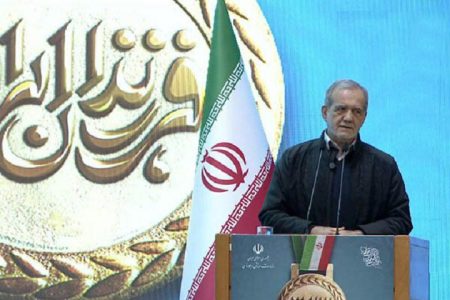 با آدم‌های بی‌سواد، فرصت طلب و ریاکار نمی‌توانیم به جایی برسیم؛ حل مشکلات کشور با وجود جوانان با انگیزه ممکن است