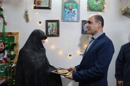 دیدار استاندار گیلان با خانواده شهید عشوری