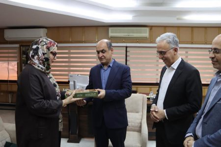 تندیس جشنواره ملی گل آقا به پاس حمایت‌های فرهنگی به استاندار گیلان اهدا شد