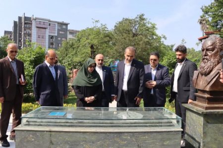 ادای احترام سخنگوی دولت و استاندار گیلان به مزار شاعر نامدار گیلانی