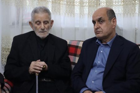 استاندار گیلان با پدر شهید ناصح نصیحت‌گو در صومعه سرا دیدار کرد