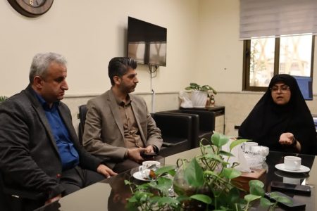 بایستی با تکریم مراجعان و در بهبود خدمات بیش از پیش تلاش شود