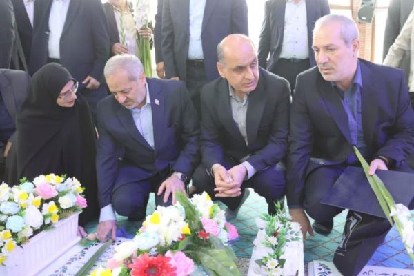 ادای احترام وزیر آموزش و پرورش و استاندار گیلان به مقام شامخ شهدای رشت