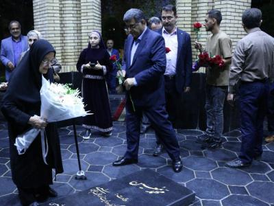 گرامیداشت یاد استاد معین در آرامگاه این چهره ماندگار ادبیات ایران